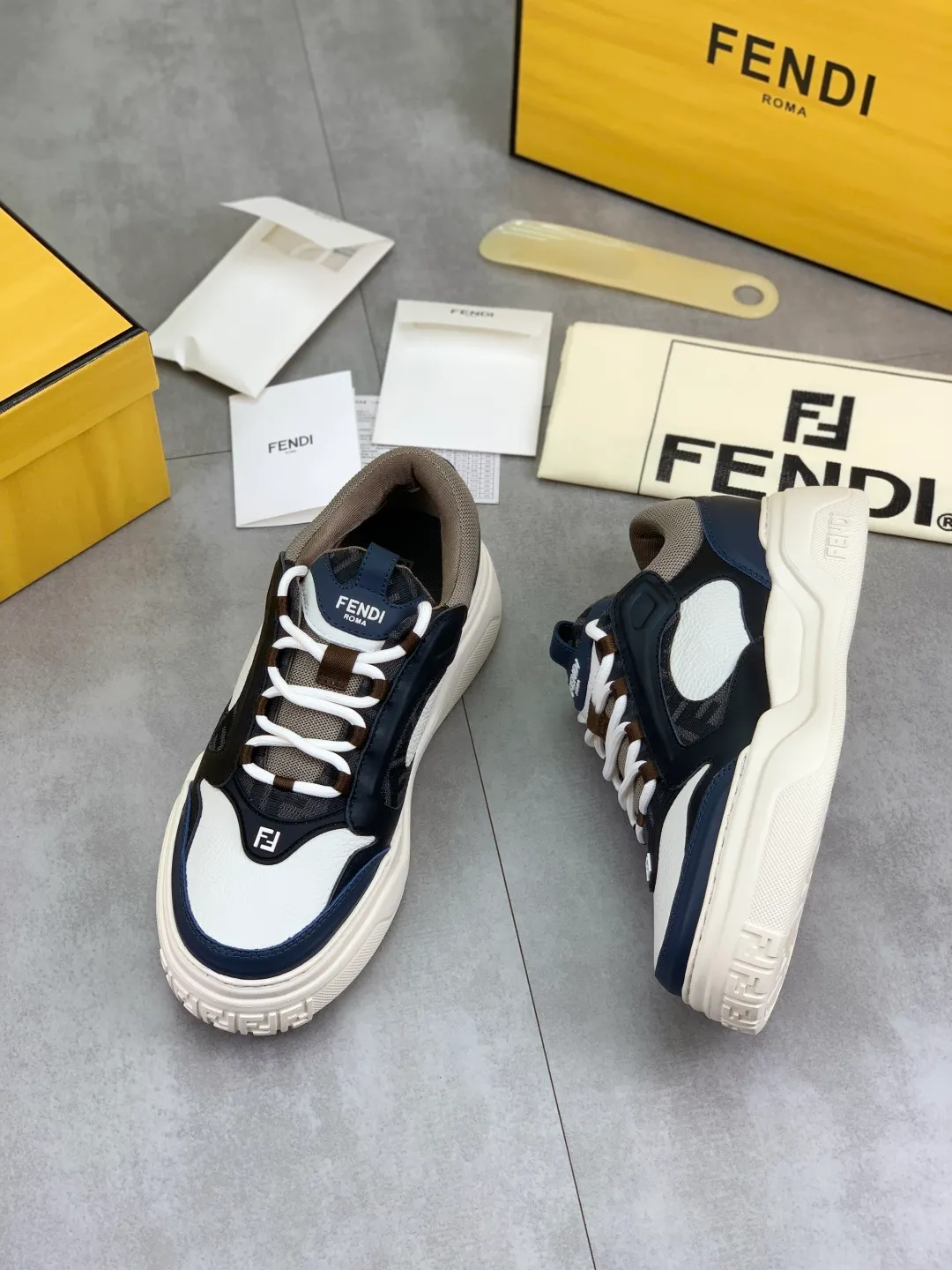Men's men's shoes 💰P760 new style 💰💎💎💎 summer hot style [FENDI Fendi] top version 🆕New sneakers, wavy soles engraved with original words. Embossed Fendi Flow lettering on the heel. The upper is made of high-end calfskin and breathable materials. Original lining with tone-on-tone details decorated with innovative handcrafting techniques. Ultra-light and wear-resistant TPU and IP foam soles, overall lightweight and comfortable. Size:39-44 (38 45 can be customized)